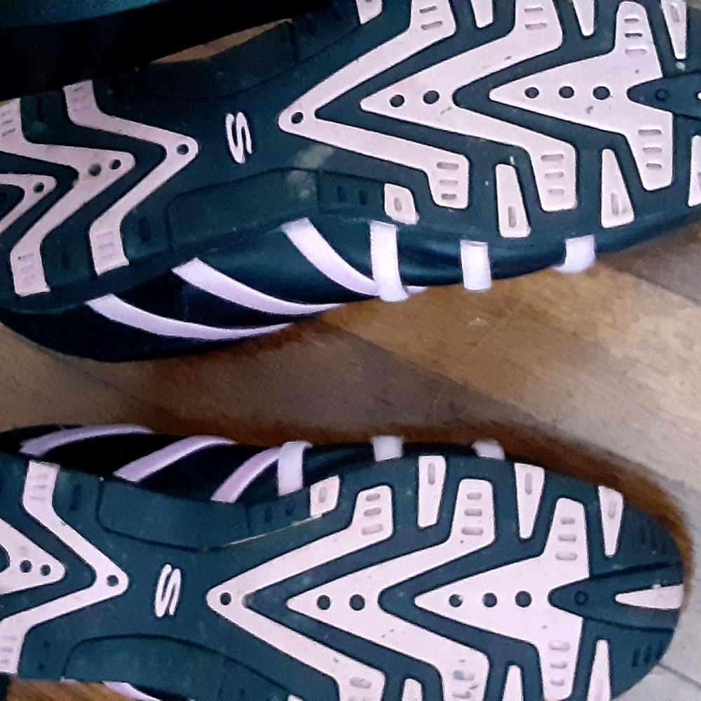 Nice skechers slip ons.